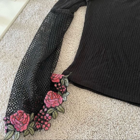 Ribbed long sleeved shirt with mesh sleeves - Picture 2 of 4